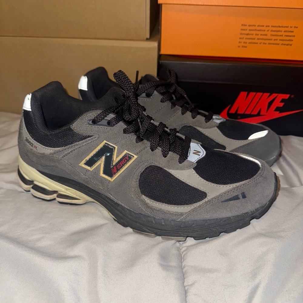 New Balance Men's Gray 2000r